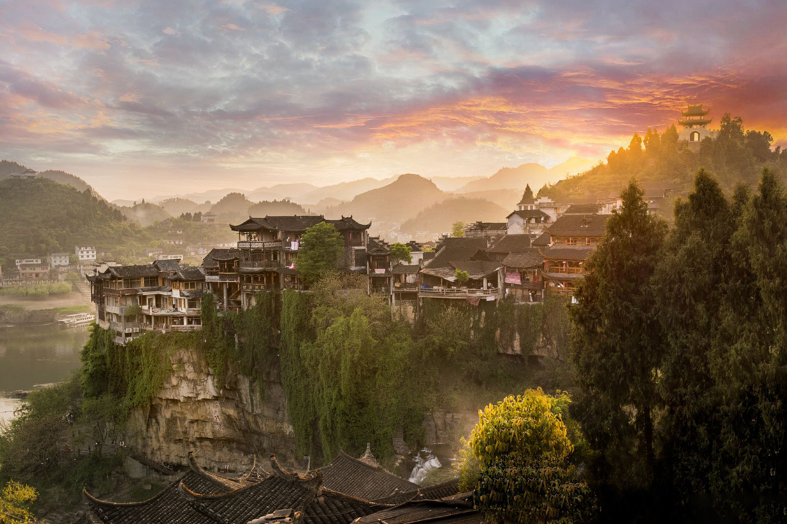 张家界国家森林公园+大峡谷+天门山+凤凰古城5天4晚“度假套餐”